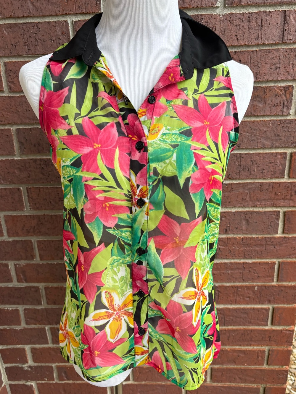 Sleeveless Tropical Floral Button-Front Blouse in Pink and Black